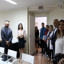DIREITO: Desembargador do TJSC entrega compêndios de legislação aos acadêmicos