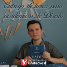 Acadêmico da Unifacvest realiza entrega de livros para turma de Direito