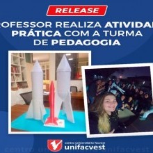 Professor realiza atividade prática com a turma de Pedagogia