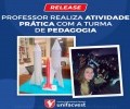 Professor realiza atividade prática com a turma de Pedagogia